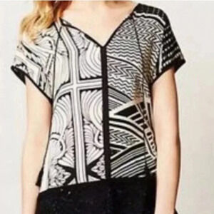 ANTHROPOLOGIE | SHORT SLEEVE  GEOMETRIC CROCHET HEM TOP